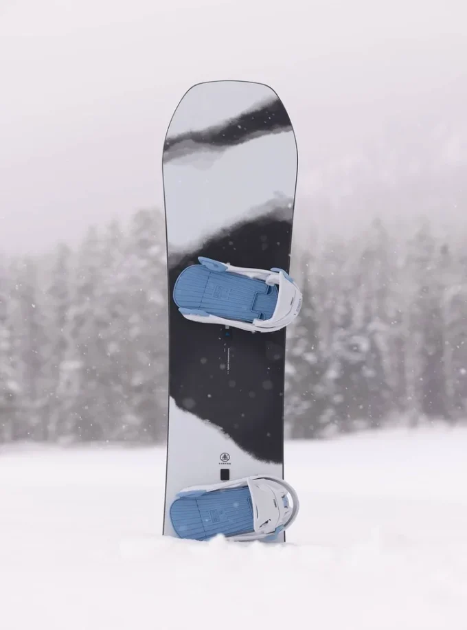Burton Family Tree Hometown Hero Smalls Camber Snowboard för barn Burton Family Tree Hometown Hero Smalls Camber Snowboard för barn