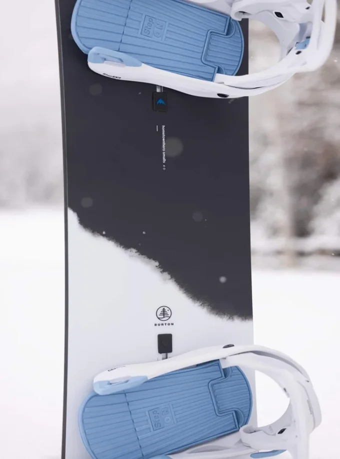 Burton Family Tree Hometown Hero Smalls Camber Snowboard för barn Burton Family Tree Hometown Hero Smalls Camber Snowboard för barn